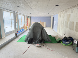 Campeggiare….. Raffaele e Matteo, dormito una notte nel cantiere…. 10 gradi! 
